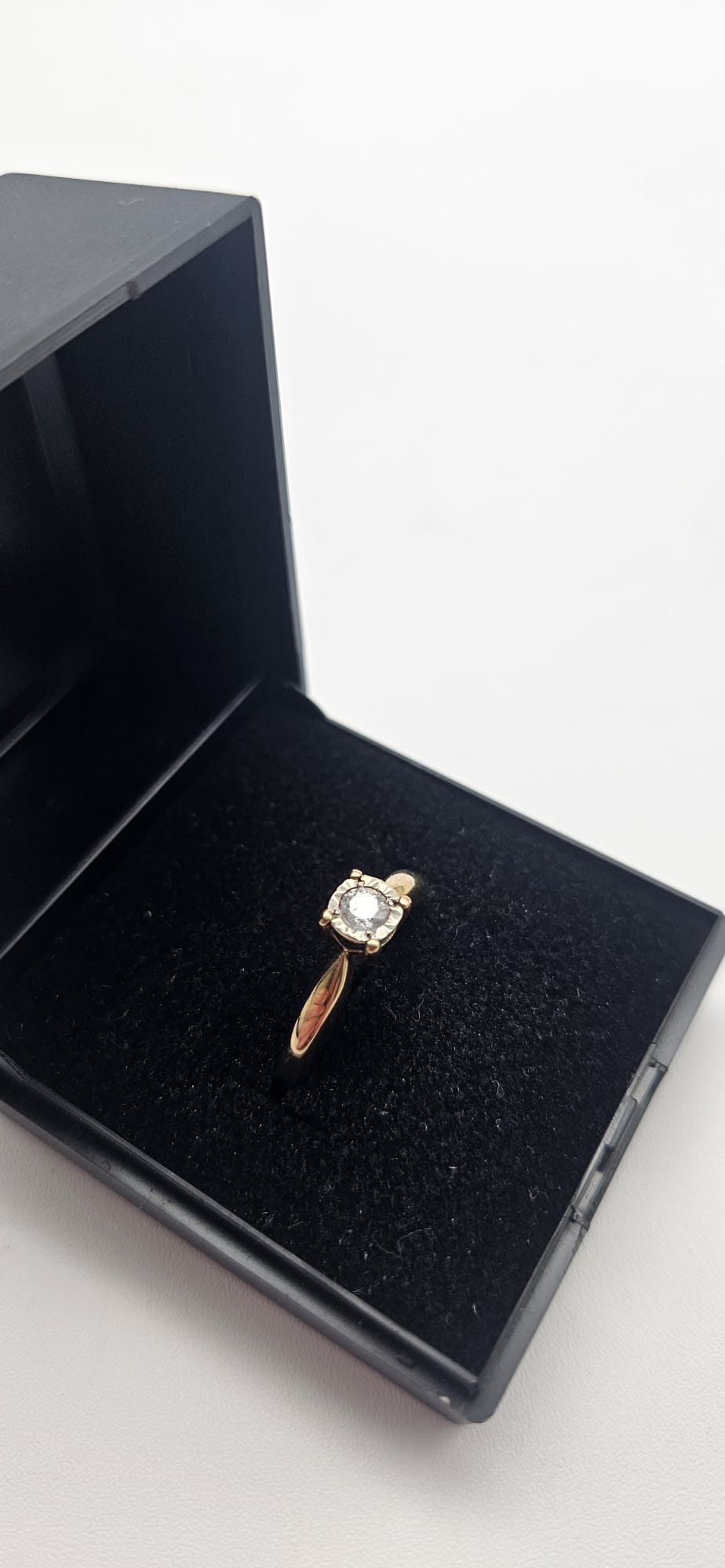 9ct illusion set Diamond Ring , Size K, 2.27g