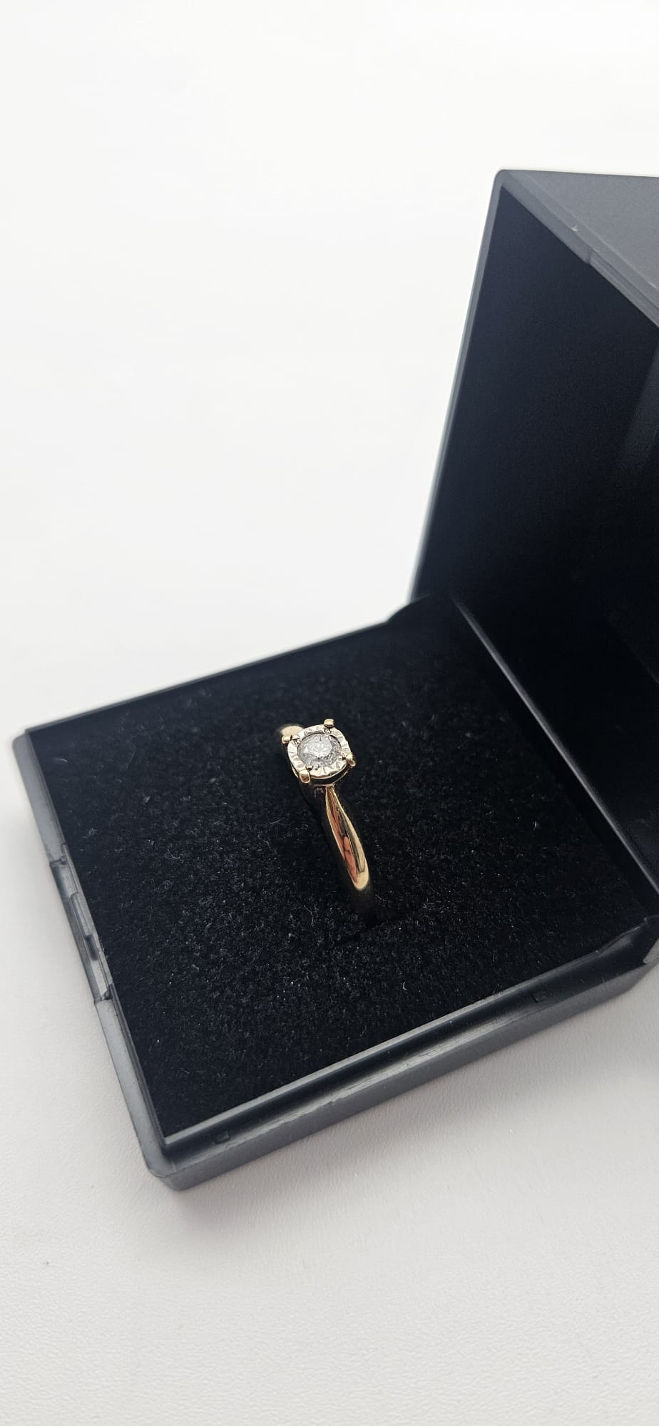 9ct illusion set Diamond Ring , Size K, 2.27g