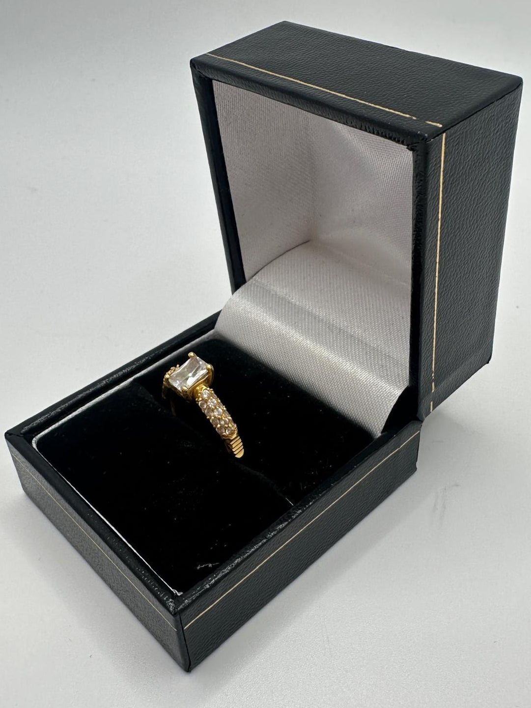 18ct, Gold Ring, With Stone, Size L, 3.48g
