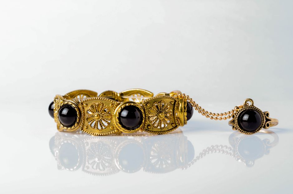 Jewellery and Gold — stock photo by Vinícios Ramos via Pexels (https://www.pexels.com/photo/close-up-of-golden-jewelry-15491661/)