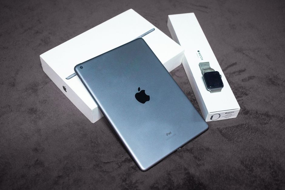 iPad Air — stock photo by Deybson Mallony via Pexels (https://www.pexels.com/photo/high-tech-electronic-devices-with-boxes-6849082/)