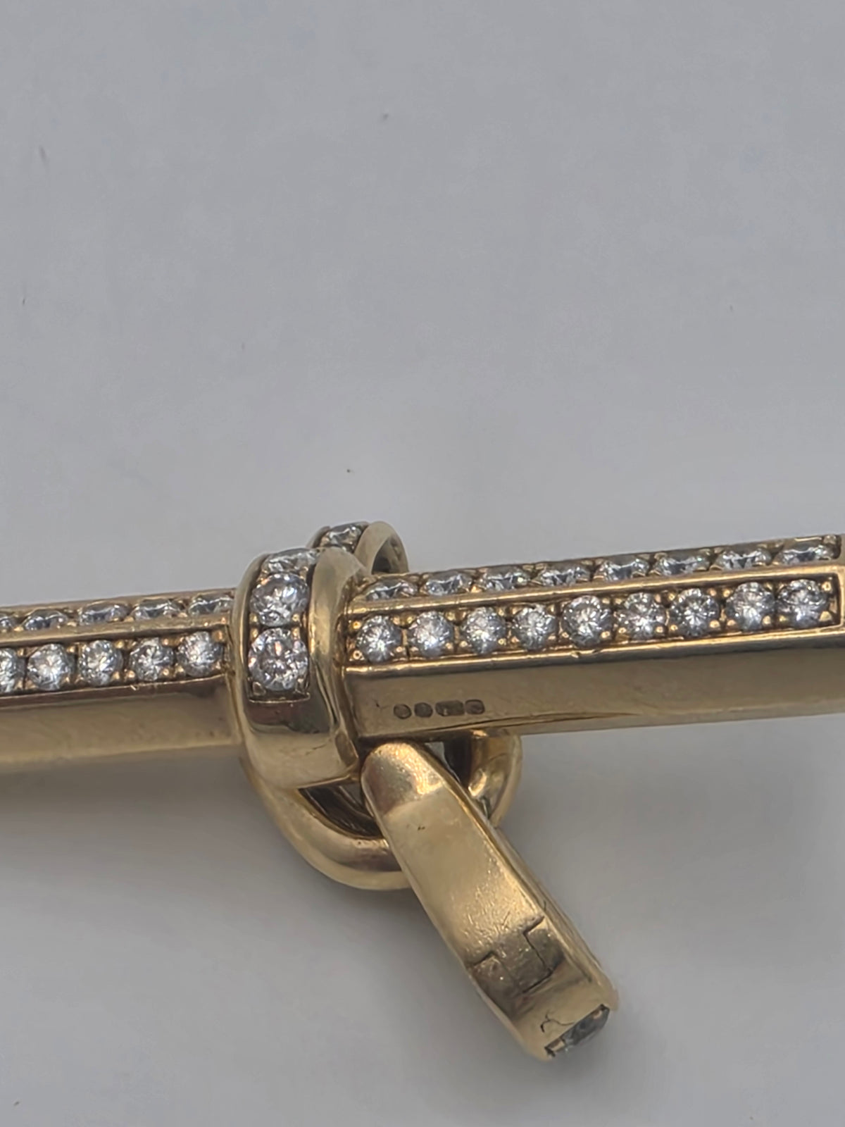 18CT Gold T-Bar Pendant, 10.45G