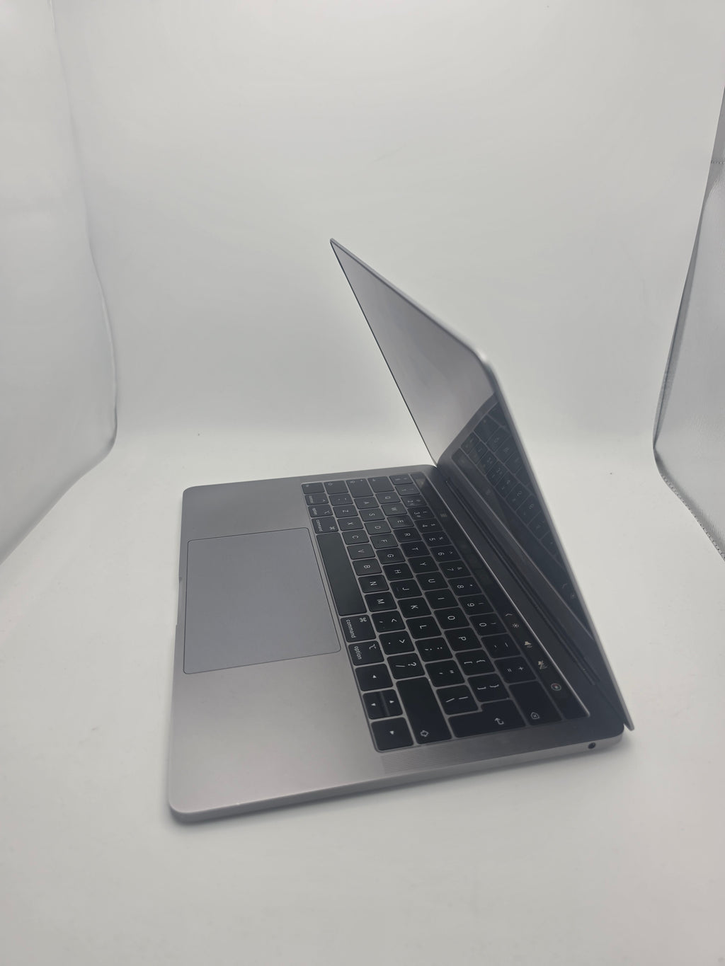 Apple MacBook Pro 13" 2019 (Intel i5) 256GB Silver, Grade C