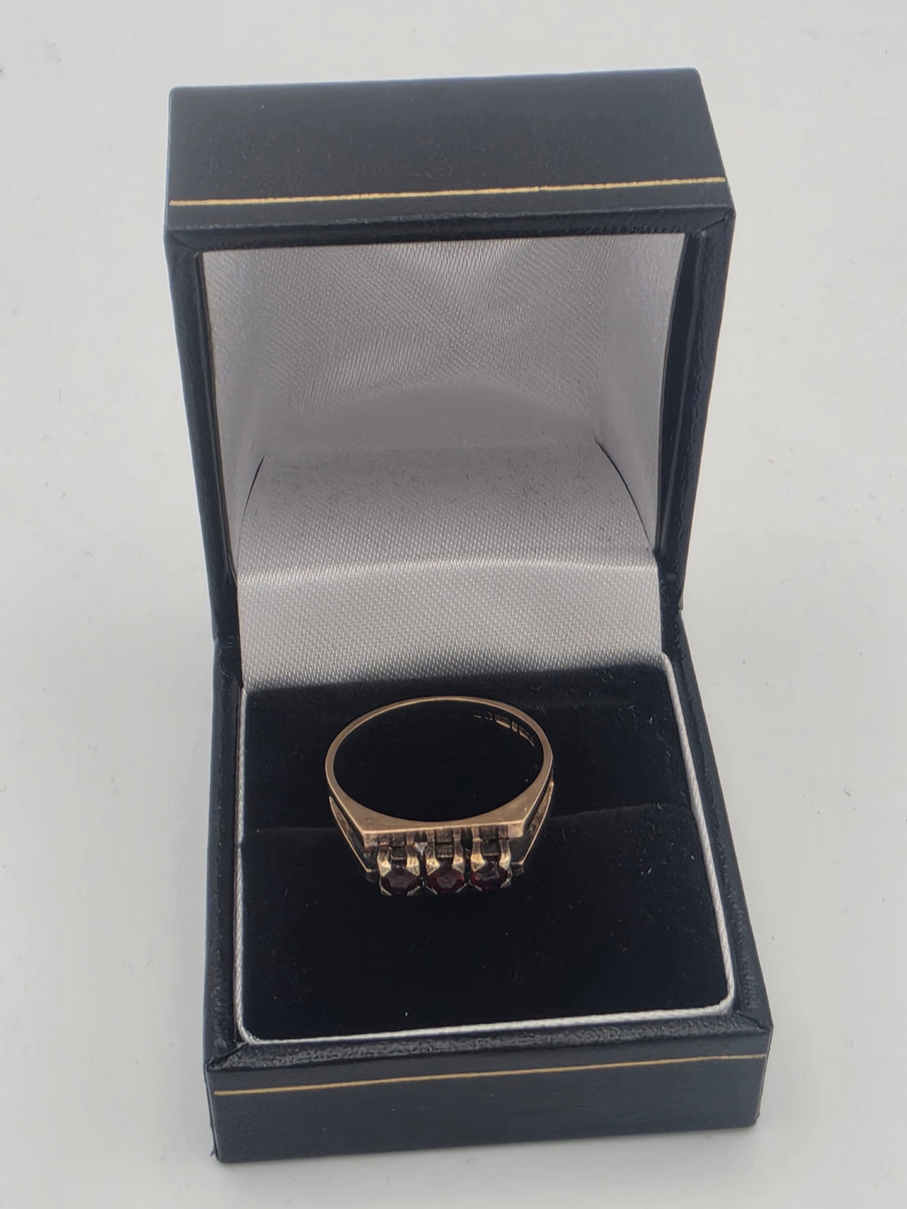 9ct Gold Red Stone Set Ring, Size T, 3.33G