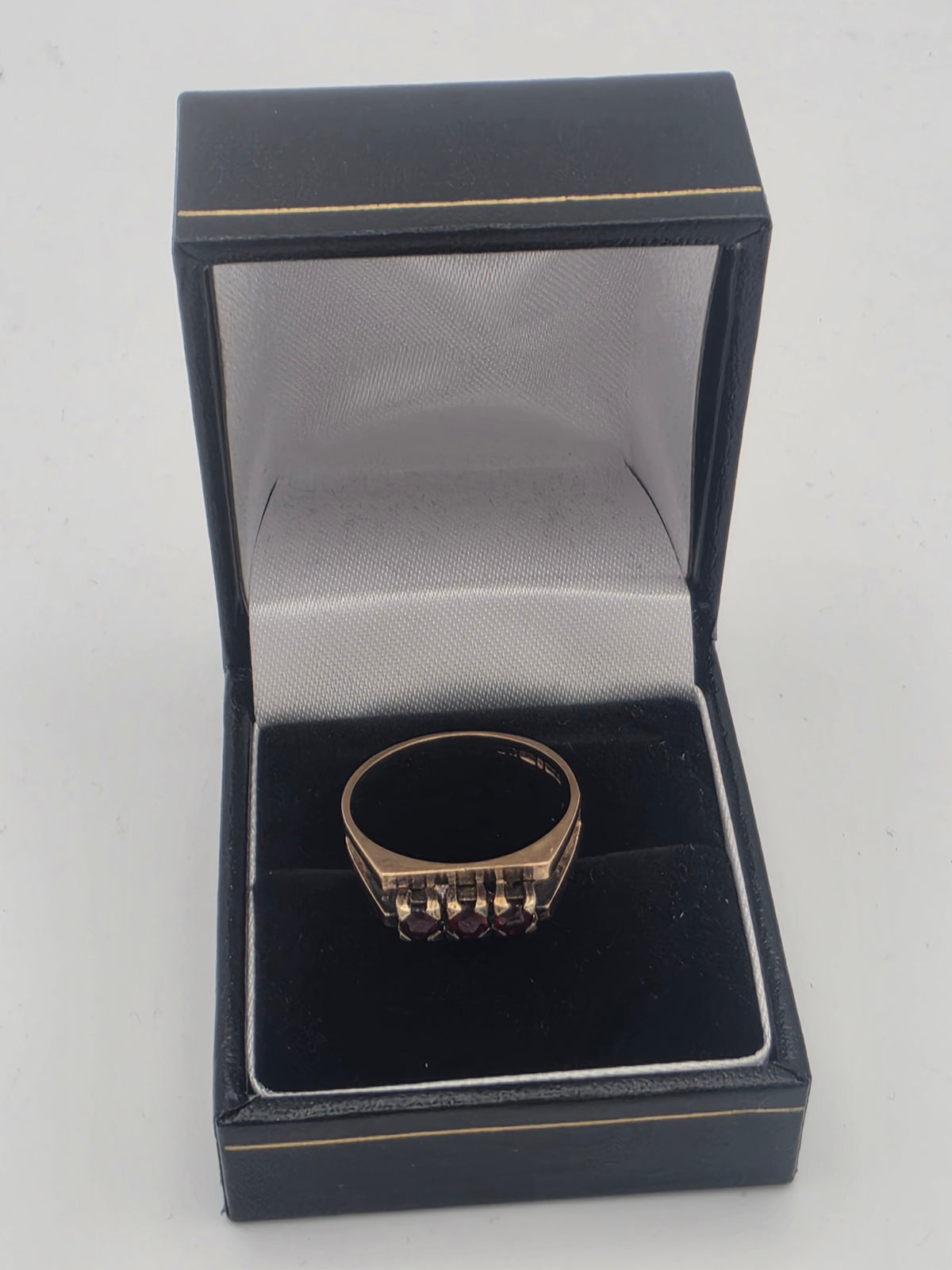 9ct Gold Red Stone Set Ring, Size T, 3.33G