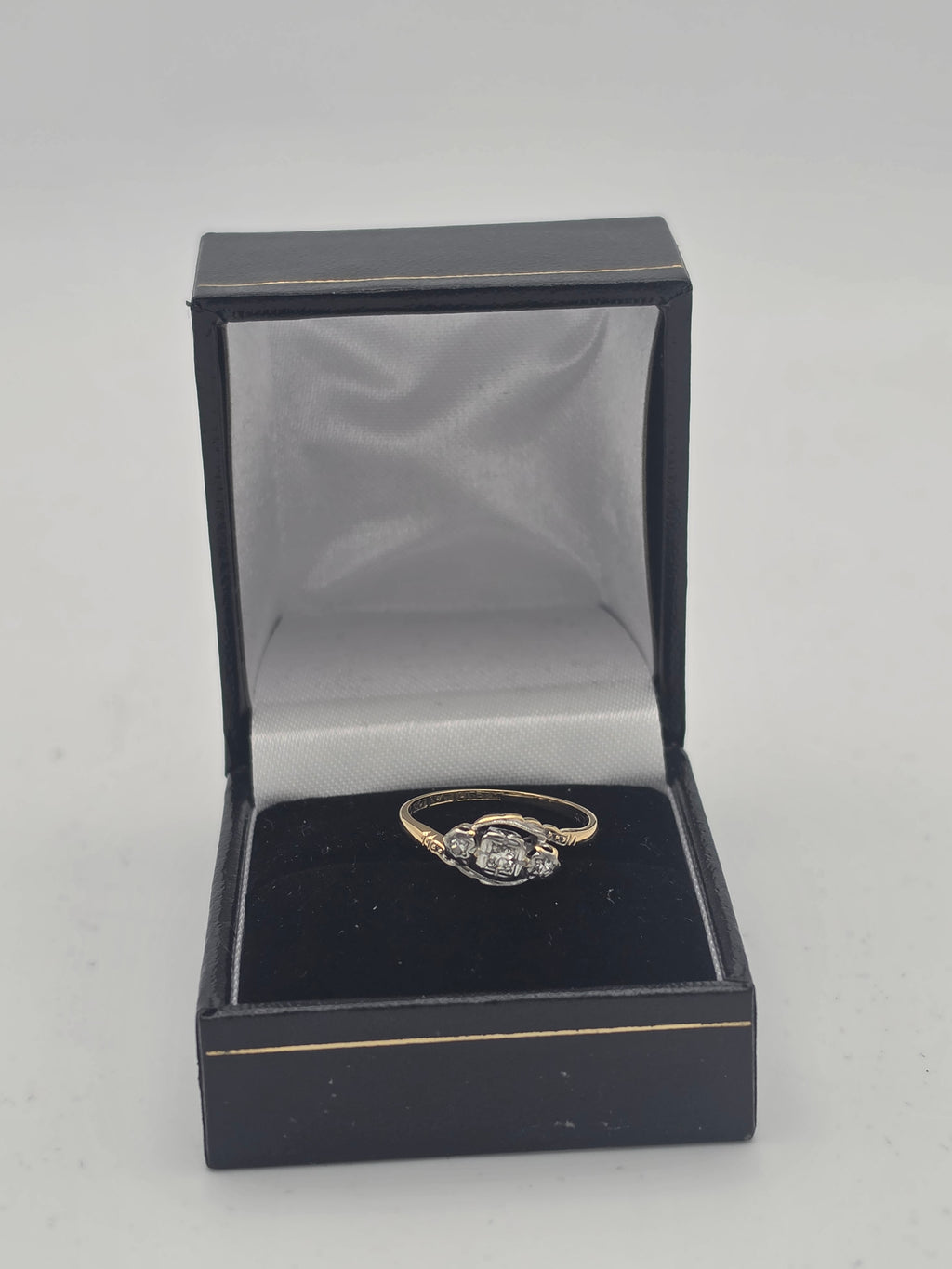 18ct Trilogy Stone Set Ring, Size M, 2.44G
