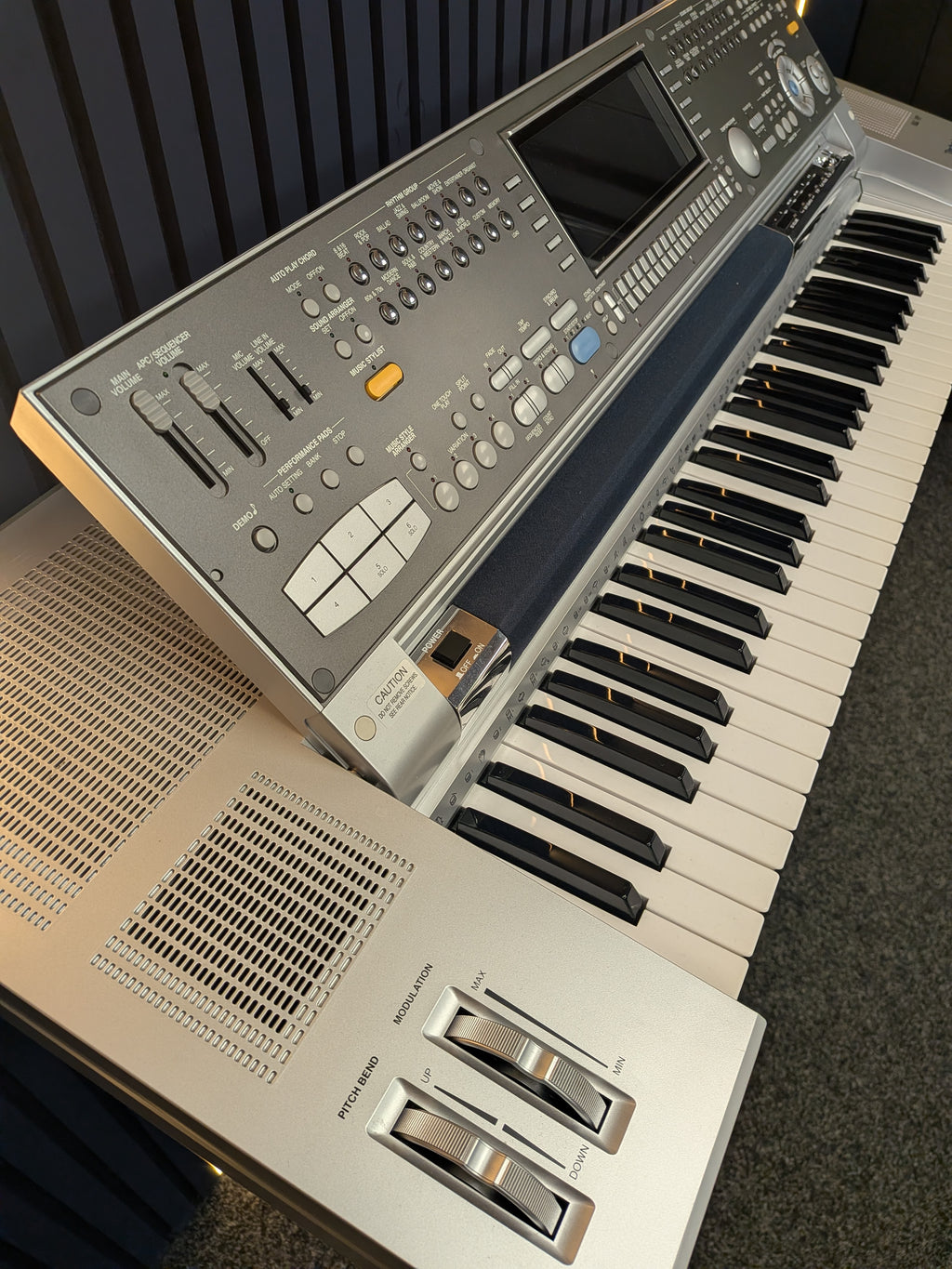 Technics KN7000 61 Key Keyboard, Silver, Grade B