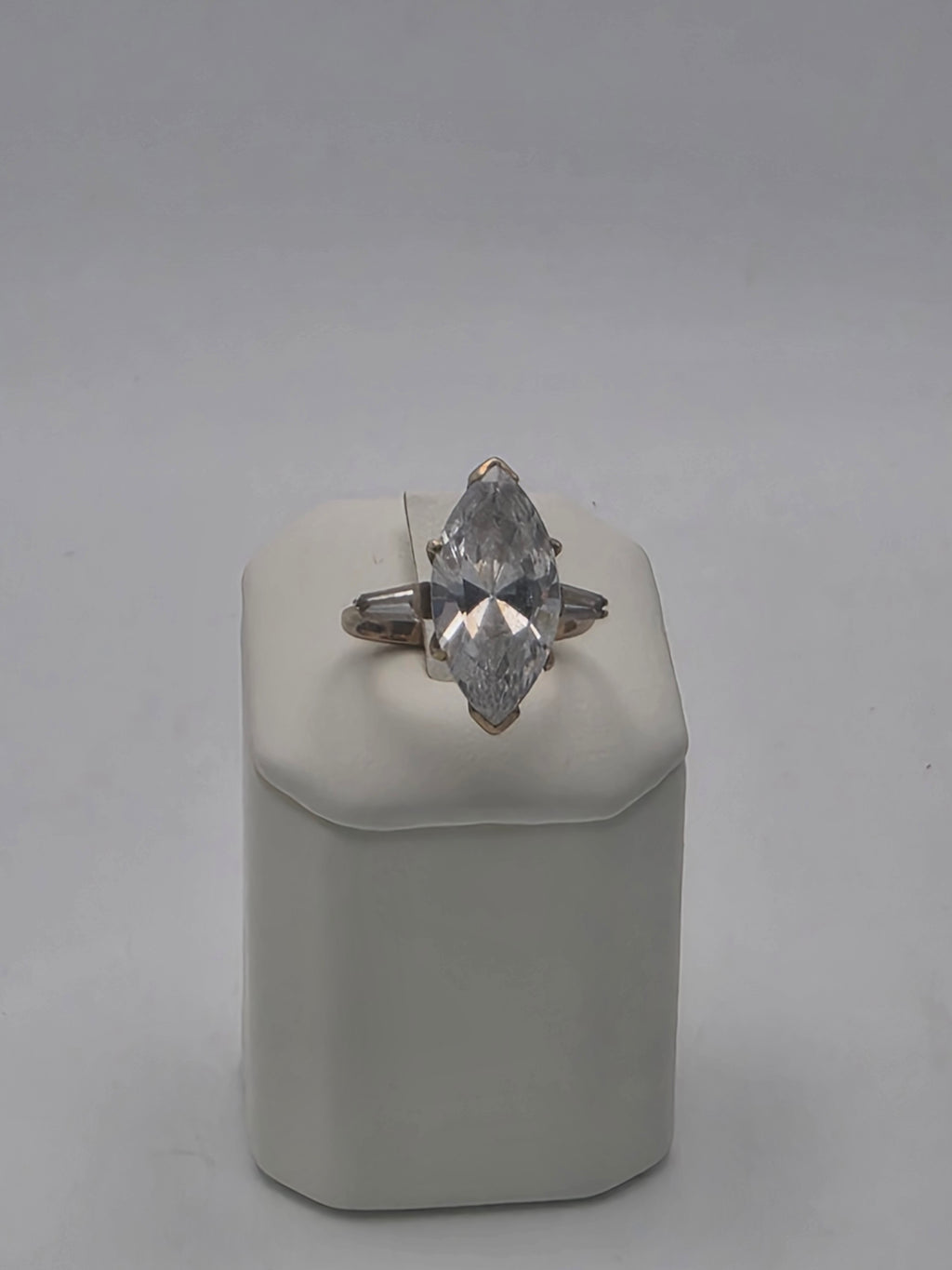 9ct Marquise Cut Gold Ring, Size O, 6.05G