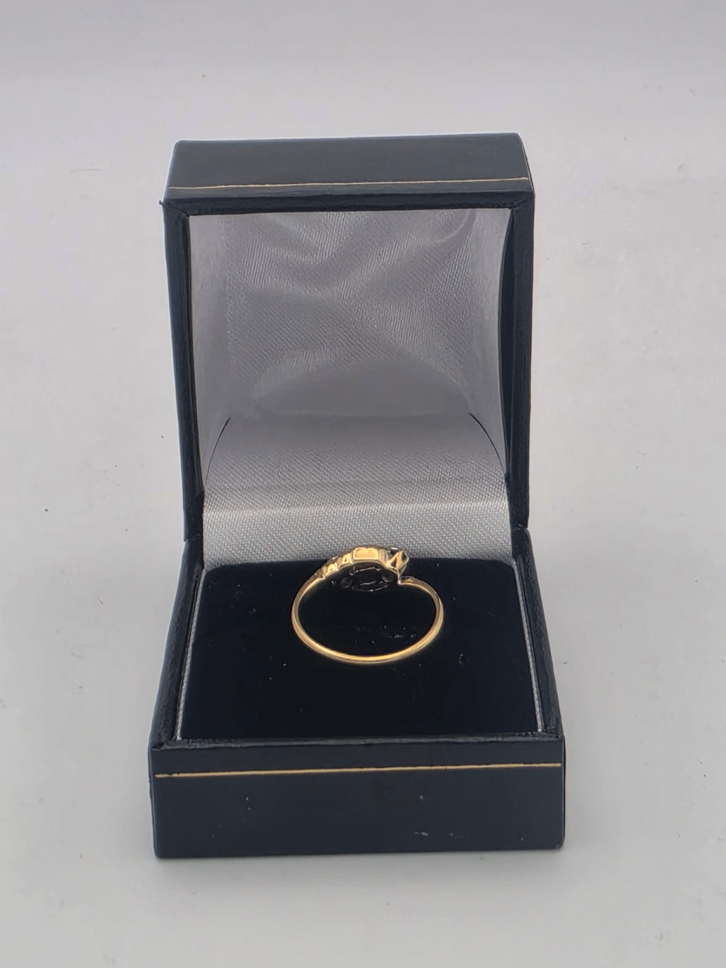 18ct Trilogy Stone Set Ring, Size M, 2.44G