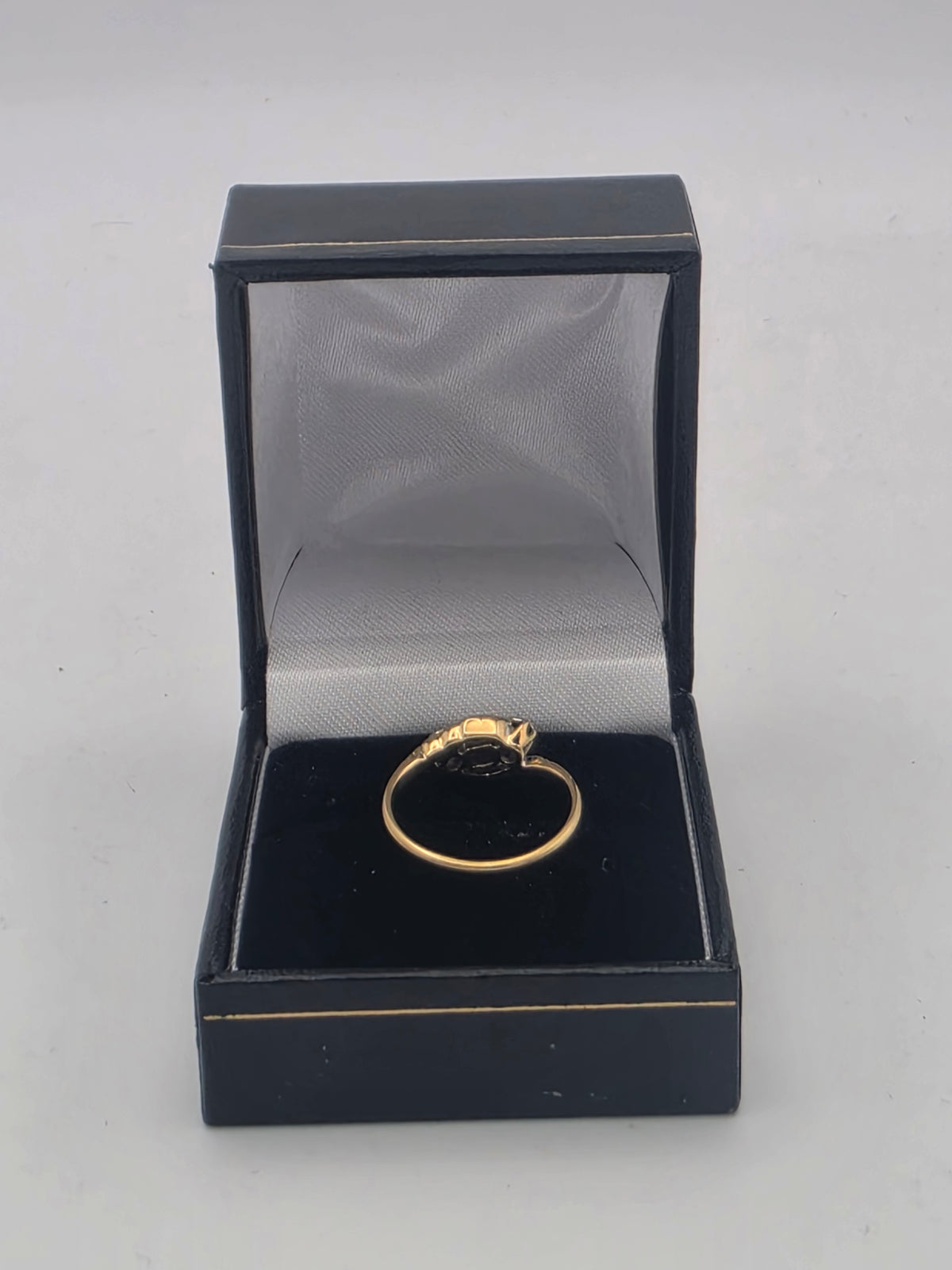 18ct Trilogy Stone Set Ring, Size M, 2.44G