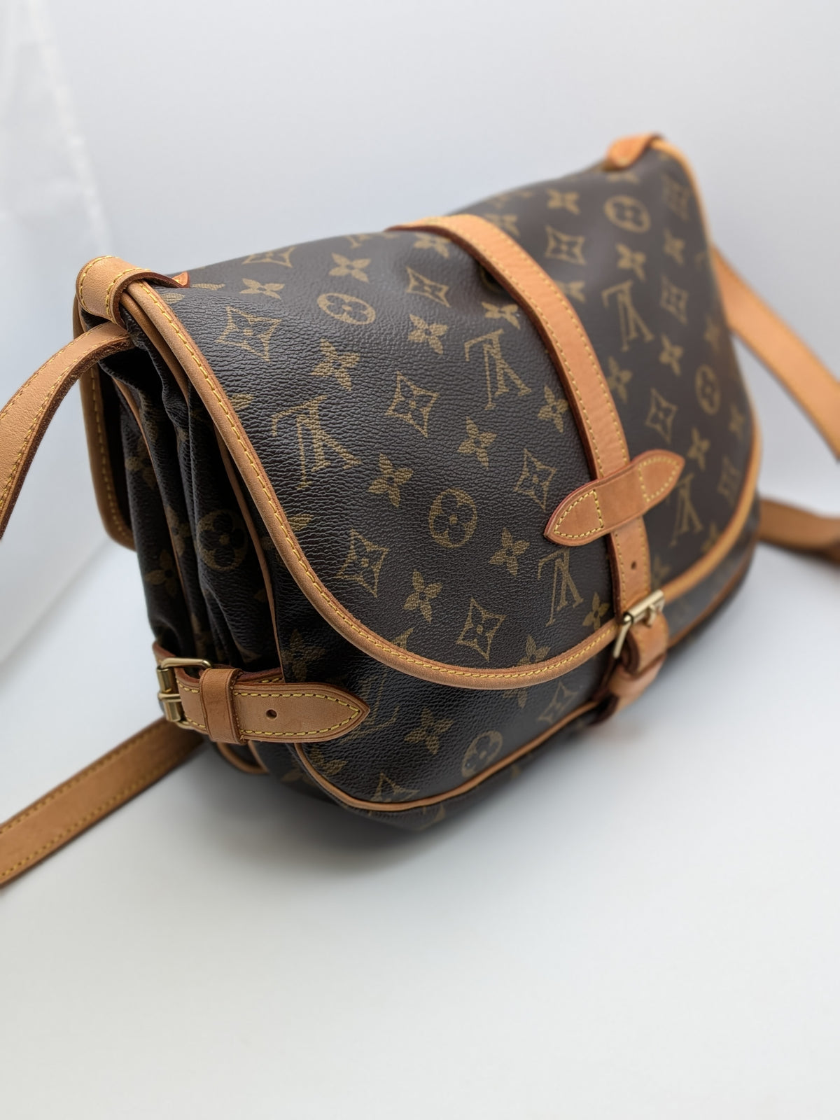 Louis Vuitton Saumur 30 Cross body Shoulder Bag, Grade B