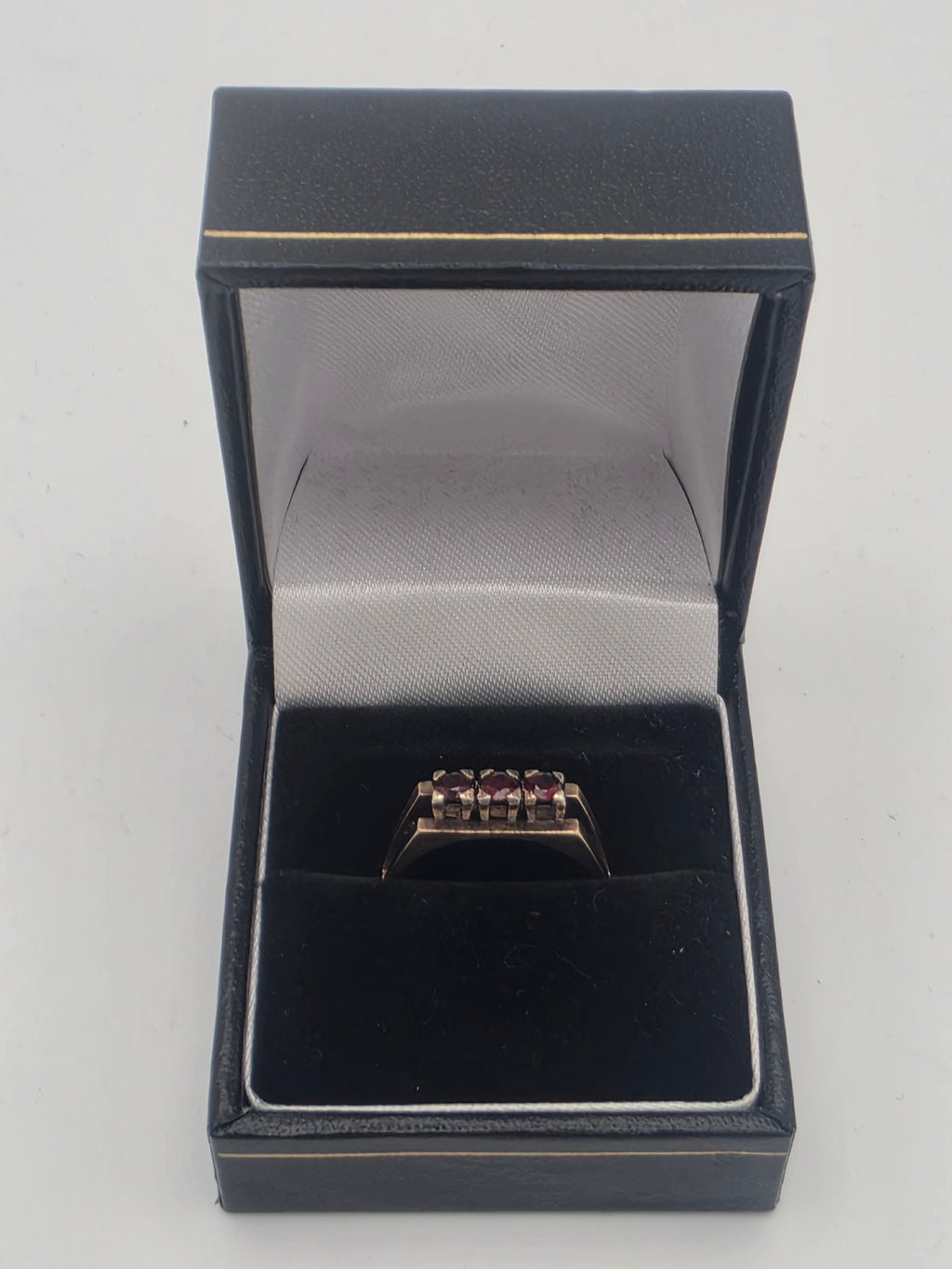 9ct Gold Red Stone Set Ring, Size T, 3.33G
