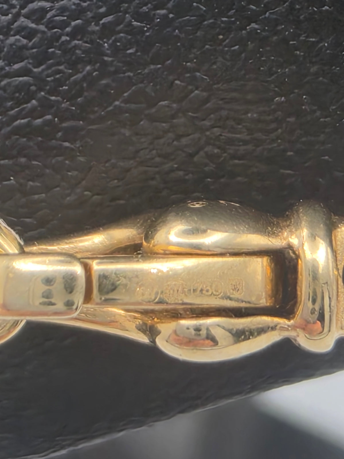 18CT Gold Box Chain with Pendant 22.5", 22.86G