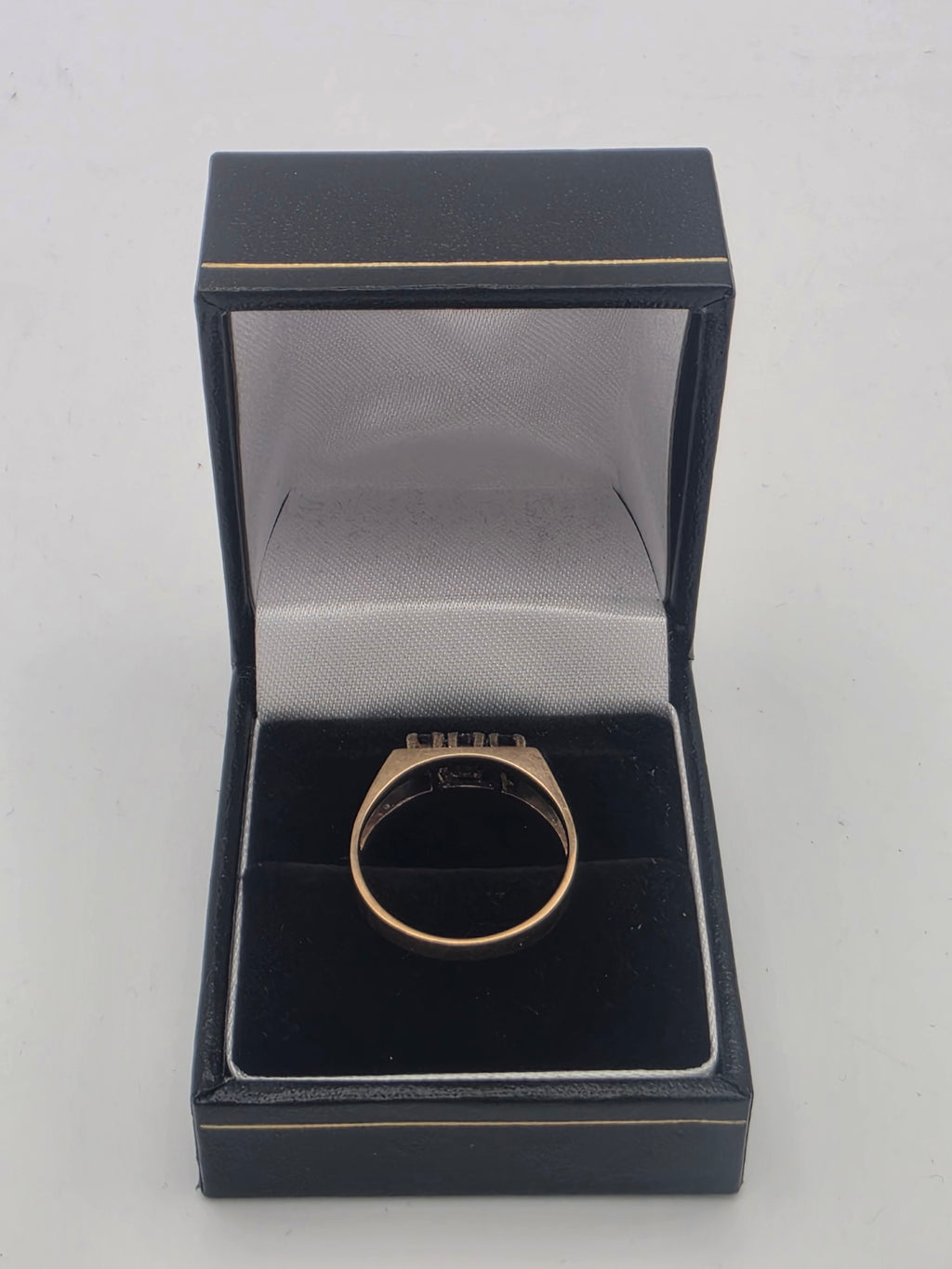 9ct Gold Red Stone Set Ring, Size T, 3.33G