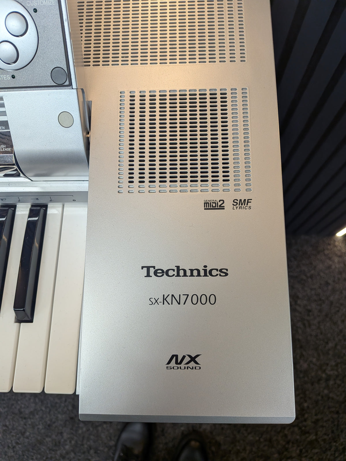 Technics KN7000 61 Key Keyboard, Silver, Grade B