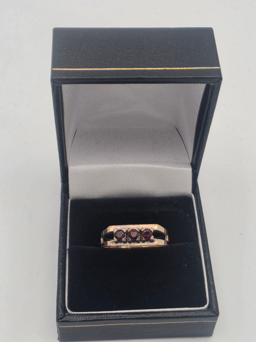 9ct Gold Red Stone Set Ring, Size T, 3.33G