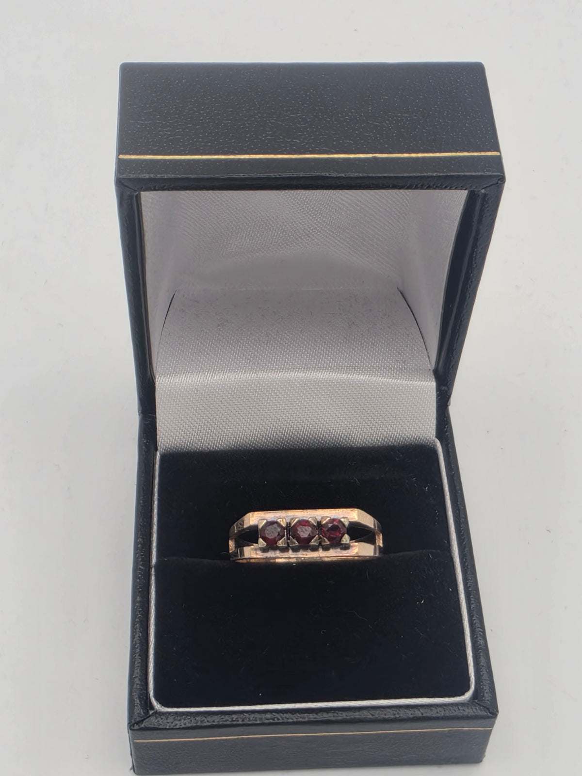 9ct Gold Red Stone Set Ring, Size T, 3.33G